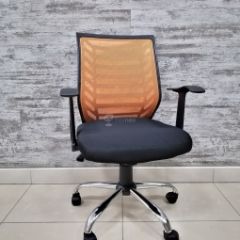 Кресло Barneo K-138 для персонала (черная ткань оранжевая сетка) в Южноуральске - yuzhnouralsk.mebel24.online | фото
